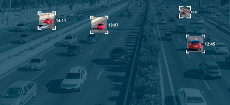 Během několika minut najdete všechny červené vozy, které projížděly po dobu 3 hodin s XProtect Rapid REVIEW.